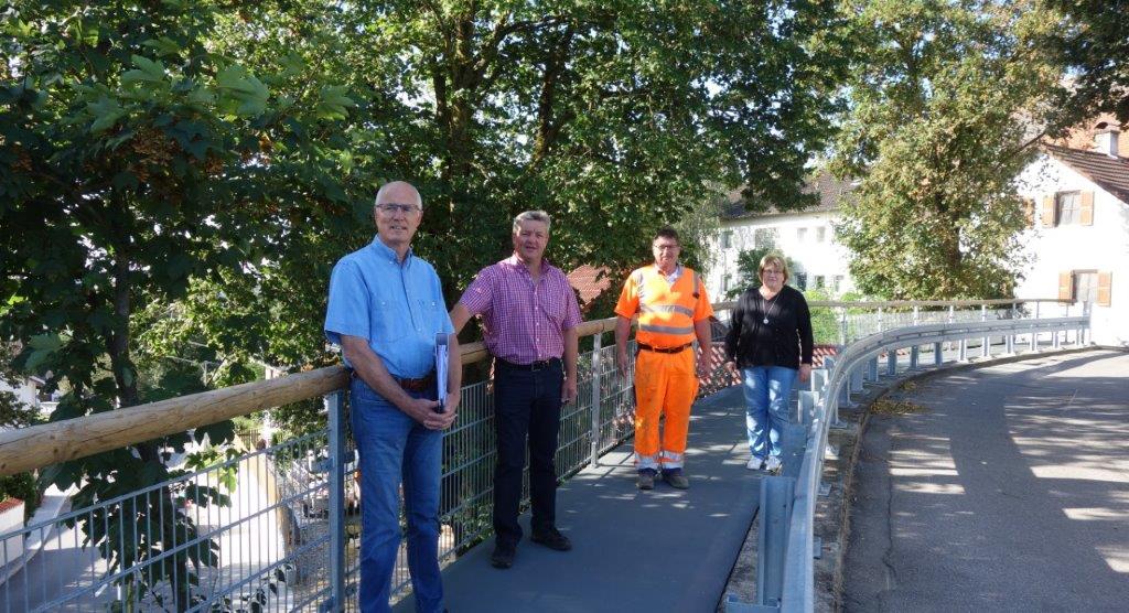 Architekt Bayer, Bürgermeister Kargel, Bauhofvorarbeiter Landes, Mitarbeiterin Strohmaier beim neuen Gehweg in Thürnthenning